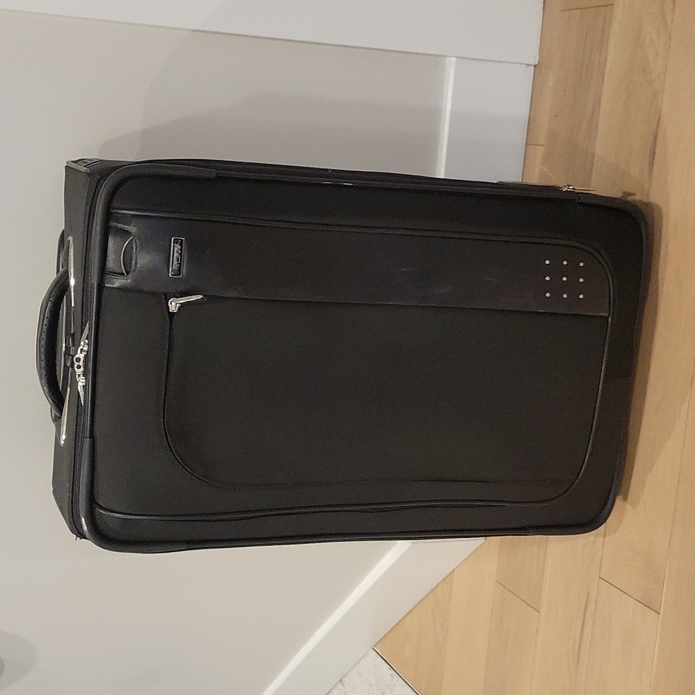Tumi wheeled luggage - LXT Discovery 22"